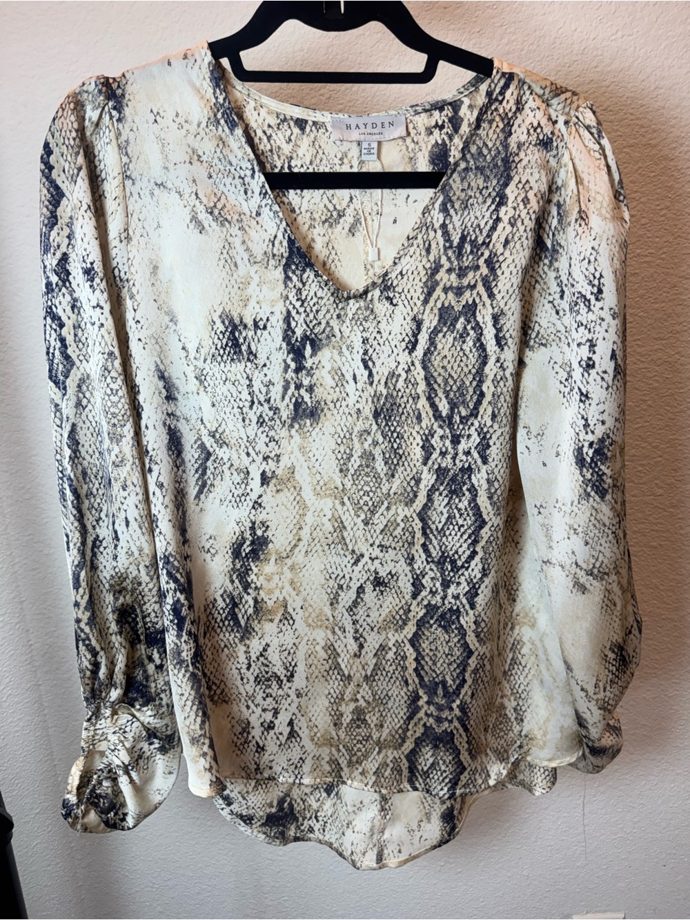 Hayden Los Angeles Snakeskin Print V-Neck Long Sleeve Blouse Women’s Small